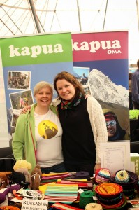 Ihmisten jututtamista, Kapua shopin tuotteiden myymistä ja hauskaa fiilistelyä Lauran kanssa Maailma kylässä- festareilla.
