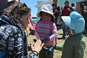 Kapuajat ilahduttivat bolivialaisia lapsia ilmapallokoirilla.
