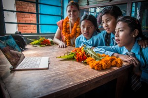 Suomalaisten oppilaiden videotervehdys kiinnosti koululaisia Katmandussa. Kuva: Reko Ukko