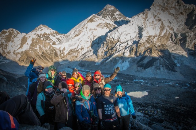 Kapua 2016 Nepal -tiimi Kala Patharin huipulla. Taustalla Mt. Everest. Kuva: Reko Ukko.